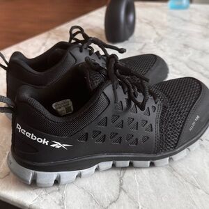 Reebox Unisex Alloy toe work shoes -size 6.5 (women) 4.5( mens) like new!!